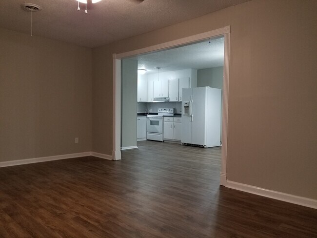 Foto del edificio - Awesomely Located 3 bedroom 2 bath Available!