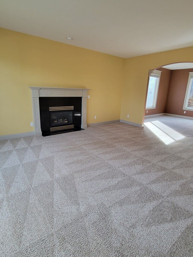 Building Photo - Immaculate 5 Bedroom West Salem Home With a View