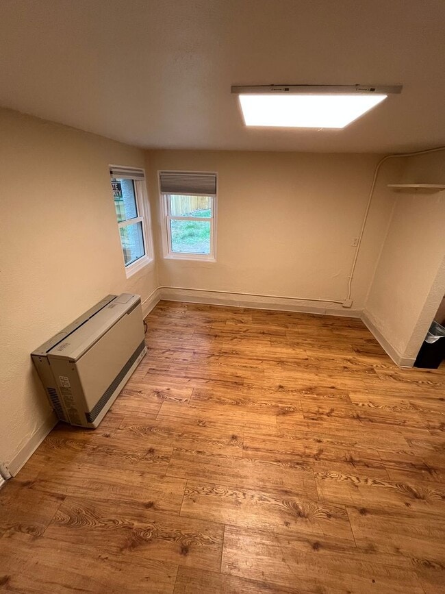 Building Photo - **FIRST MONTH FREE**Updated Garden Level apartment in coveted Chautauqua neighborhood - AVAILABLE...