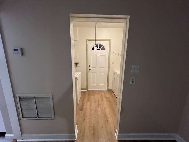 Foto del edificio - 2540 Elyria Ave