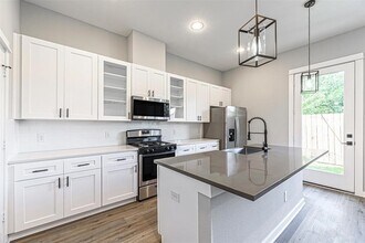 Building Photo - 6728 Parker Grv Ln