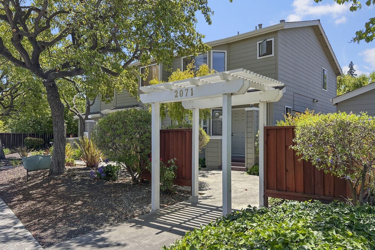 Primary Photo - Beautiful 2-Bedroom 2.5Bathroom Mountain V...