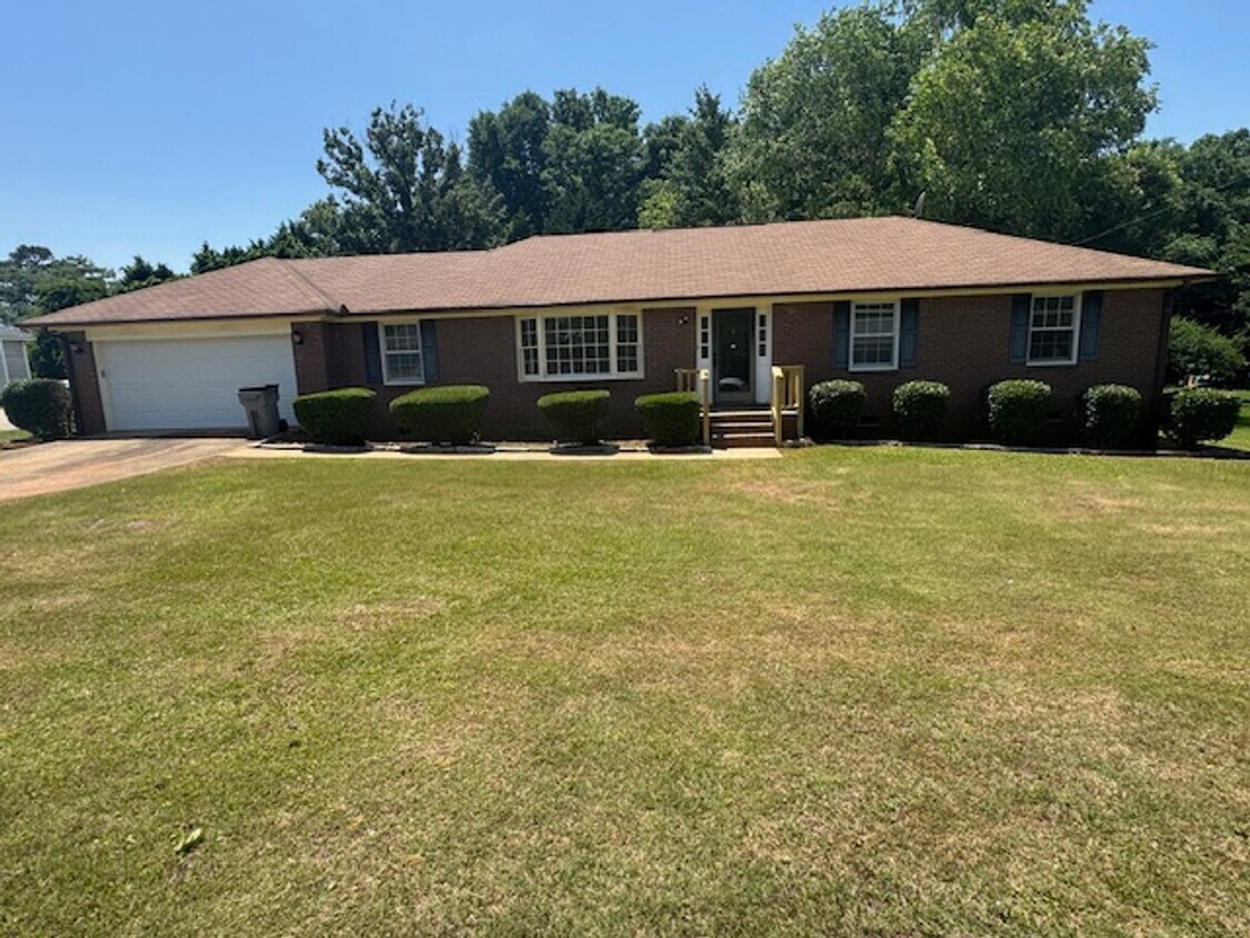 Primary Photo - 103 W Greenwich Cir