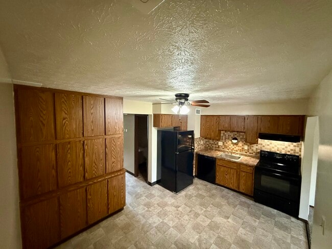 Building Photo - 5795 Pepperwood Ct