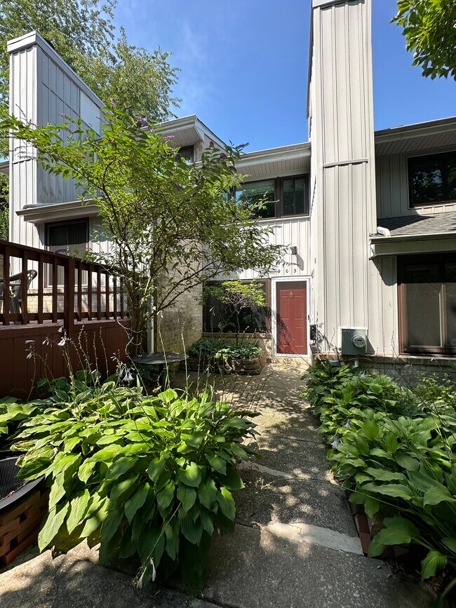 Front Entrance - 903 Cable Hill Dr