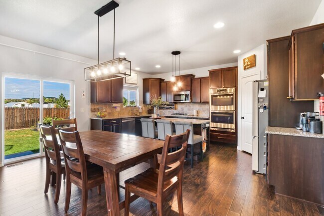 Foto del edificio - Exceptional 2 Story With Finished Basement!