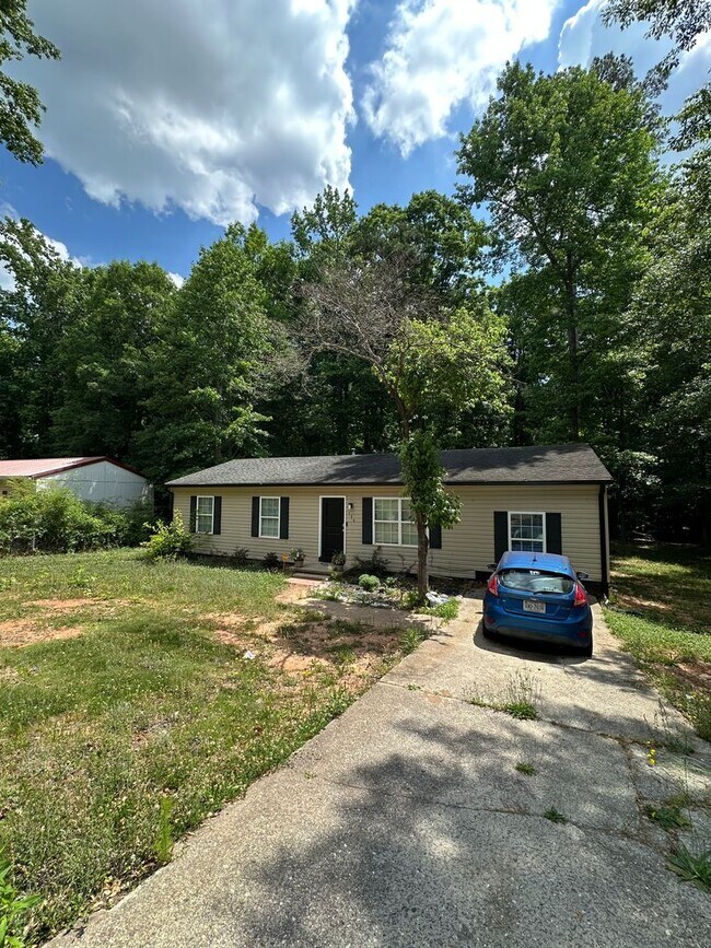 Foto del edificio - 4 Bedroom, 2 bathroom home near Caterpillar