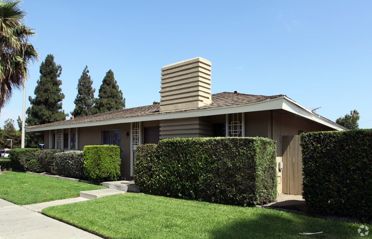 Foto del edificio - 1150 S State College Blvd