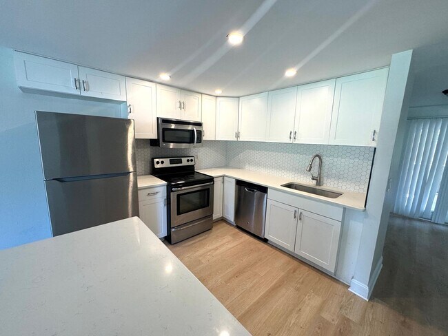 Foto del edificio - Charming 2-Bed/2-Bath Home for Rent in Gulf Gate-Sarasota, FL!