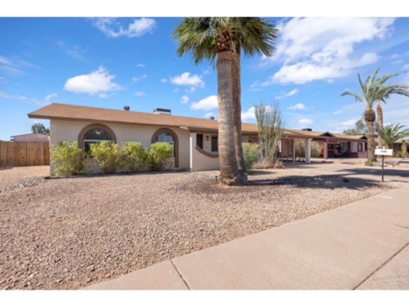 Primary Photo - Awesome 4 Bedroom Home in the Heart of Cha...