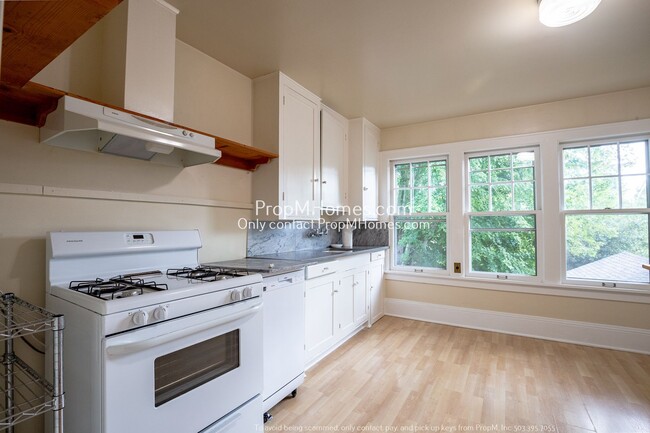 Building Photo - Cozy Three-Bedroom Duplex in Historic Irvi...