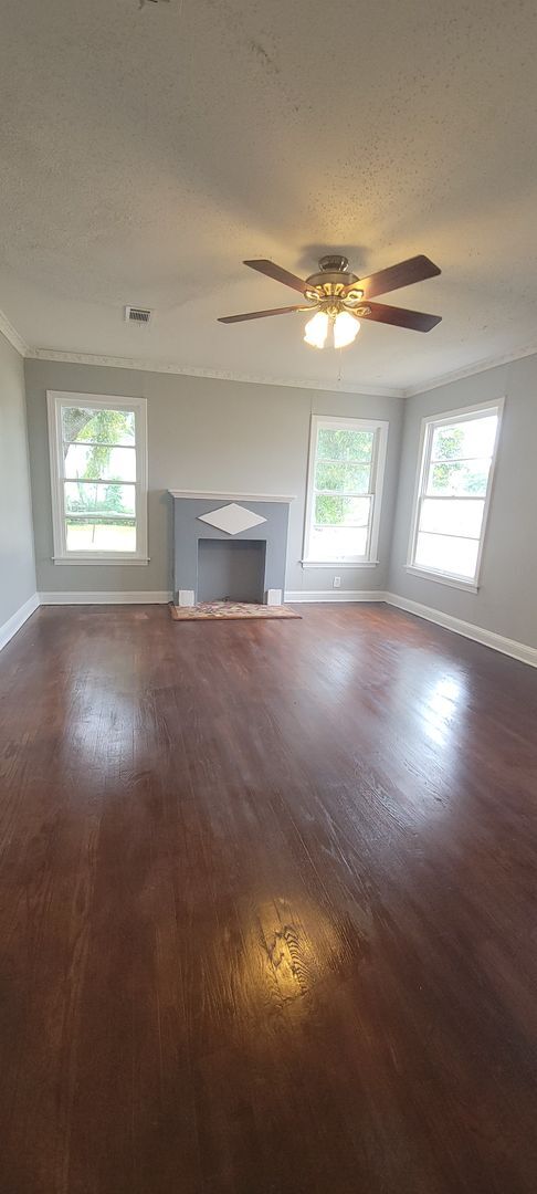 Building Photo - Beautiful 3 bedroom/1.5 bathroom house wit...
