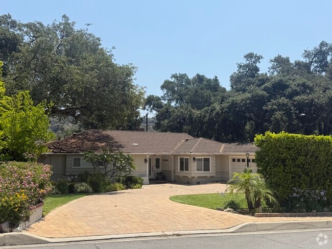 Building Photo - 1918 Highland Oaks Dr