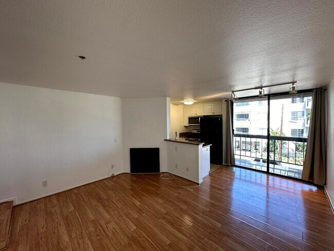 Building Photo - Fantastic 1 bed and 1 Bath with balcony an...