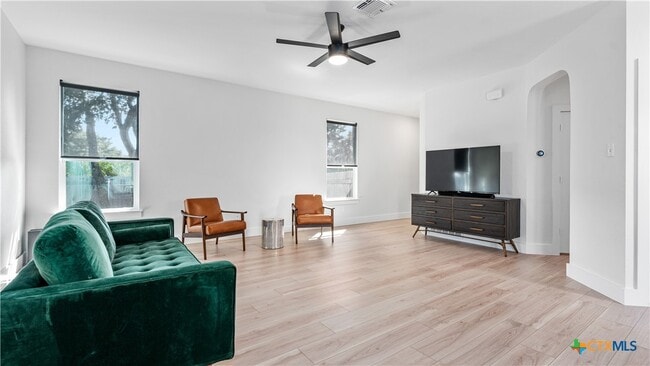Foto del edificio - 9228 Lonesome Oak Drive
