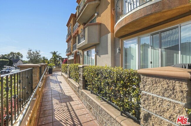 Foto del edificio - 4711 Ambrose Ave