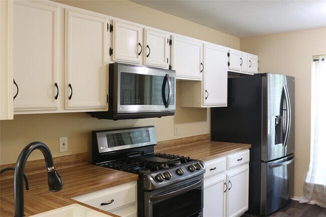 Building Photo - 704 W Custers Creek Bend