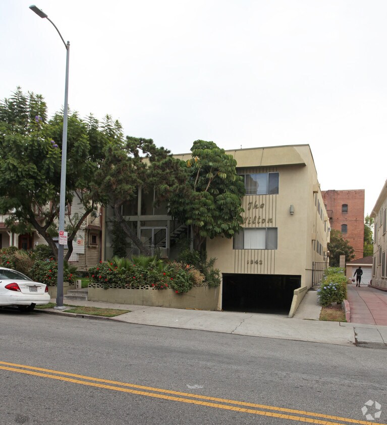 Foto principal - 1842 N Wilton Pl