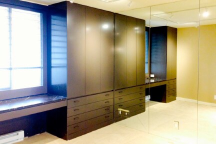 Dormitorio con muebles empotrados - 601 Belmont Ave E