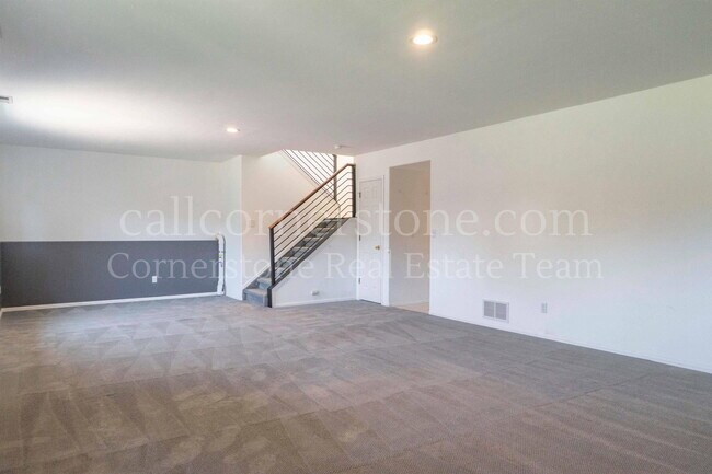Building Photo - 743 Descendant Dr