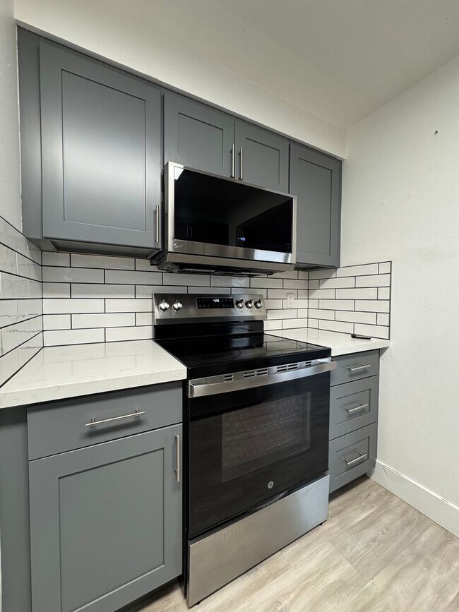 Foto del edificio - Spacious 4-Bedroom Home with Garage & Fenced Yard