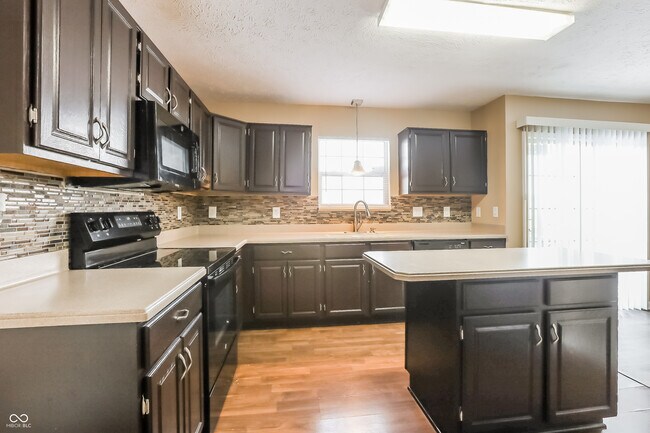 Foto del edificio - 6672 Colleens Way