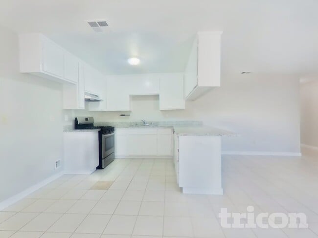 Building Photo - 601 Jeelu Way