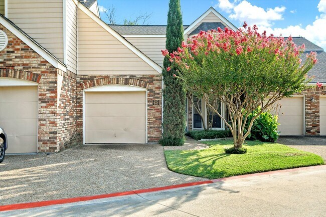 Building Photo - Beautiful 2 Bedroom, 2 bath condo in centr...