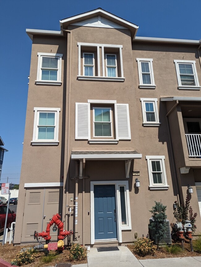 Building Photo - 1246 De Altura Cmns