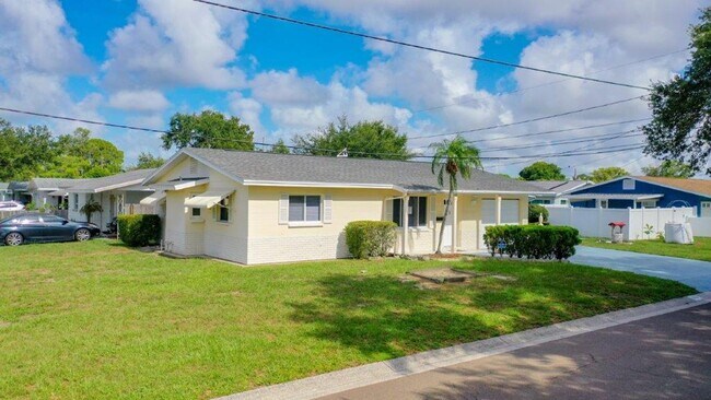 Building Photo - Beautiful 2/2 ~1000Sq. Ft. with NEW floors...