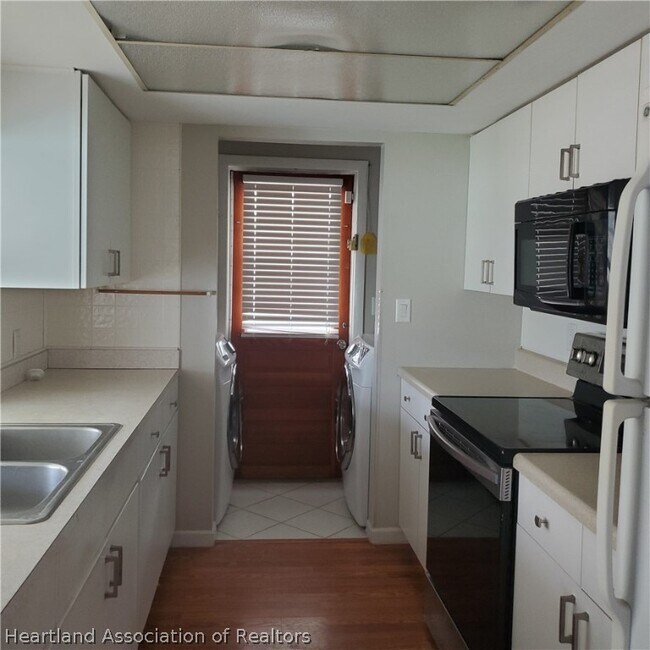 Foto del edificio - 641 S Lakeview Rd