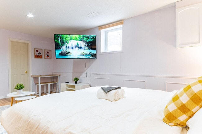 Building Photo - 102 Northmanor Crescent