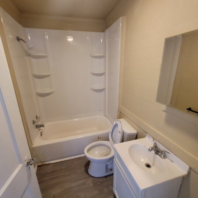 Building Photo - 4BR/2BA HOUSE near 38th/Keystone! Meadows area