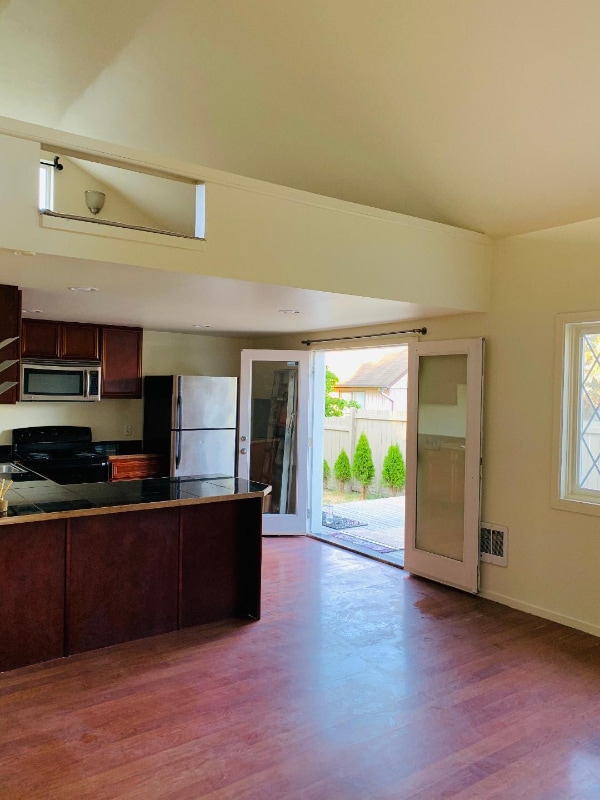 Foto principal - 8137-8110 10th Ave SW
