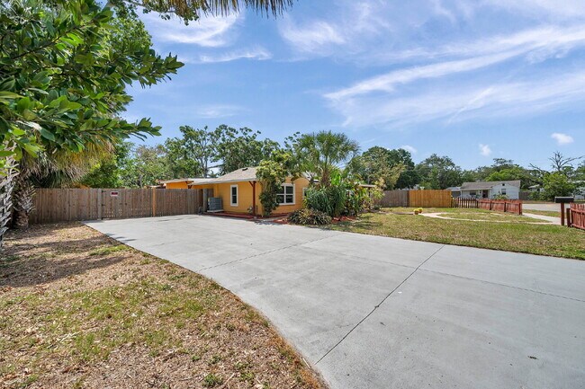 Foto del edificio - Fully Furnished Pool Home | Flexible Lease...