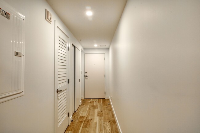 Building Photo - 3460 Rue Peel