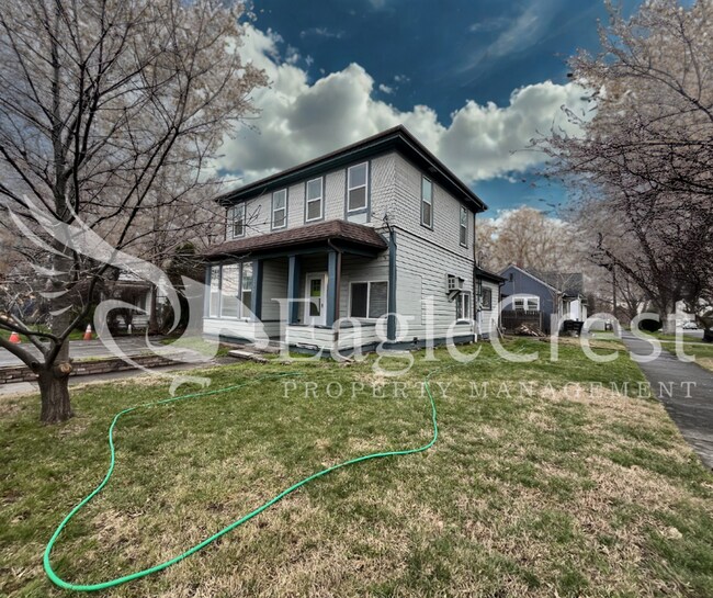 Foto del edificio - Comfortable 5 Bedroom Home with Modern Touches, Large Bedrooms & Front Porch