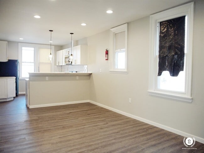 Building Photo - 158 Clerk St