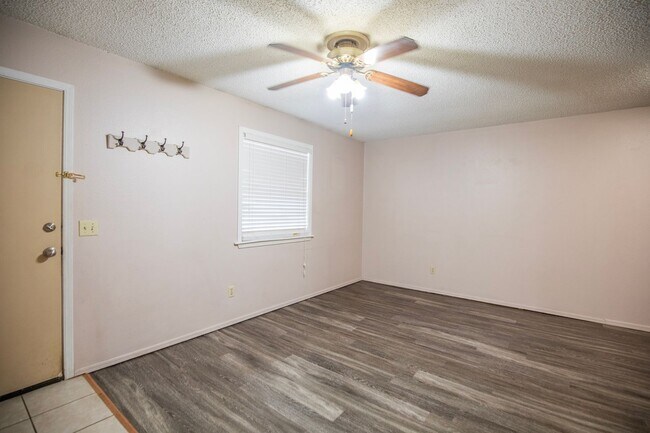 Building Photo - ***405 SE 4th Street***