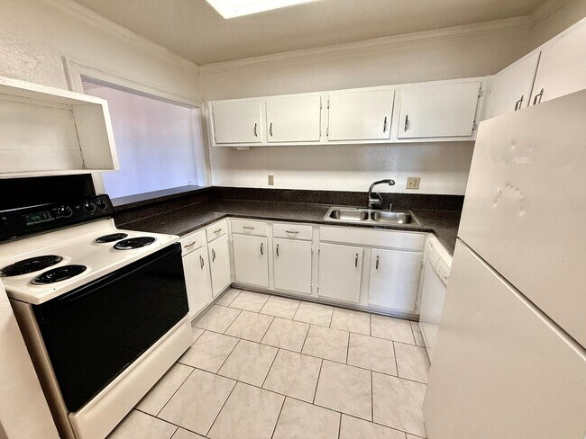 Foto del edificio - Three Bedroom Home with Spacious Bedrooms