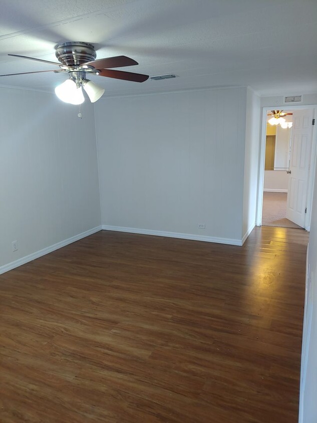 Foto principal - Move in Ready Manufactured 3/2 Home on Sou...