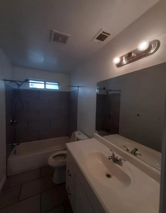 Building Photo - 612 8th St unit B