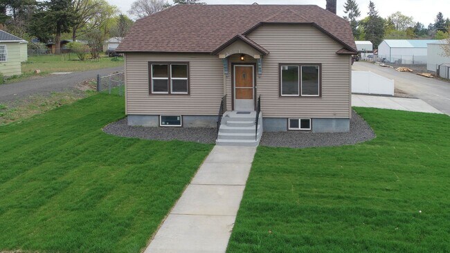 Foto del edificio - Fully updated 2 Bed 1 Bath Valley home.  H...