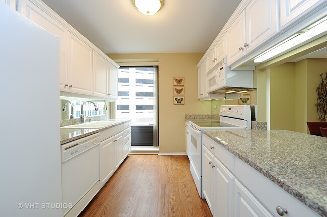 Building Photo - 40 E Delaware Pl