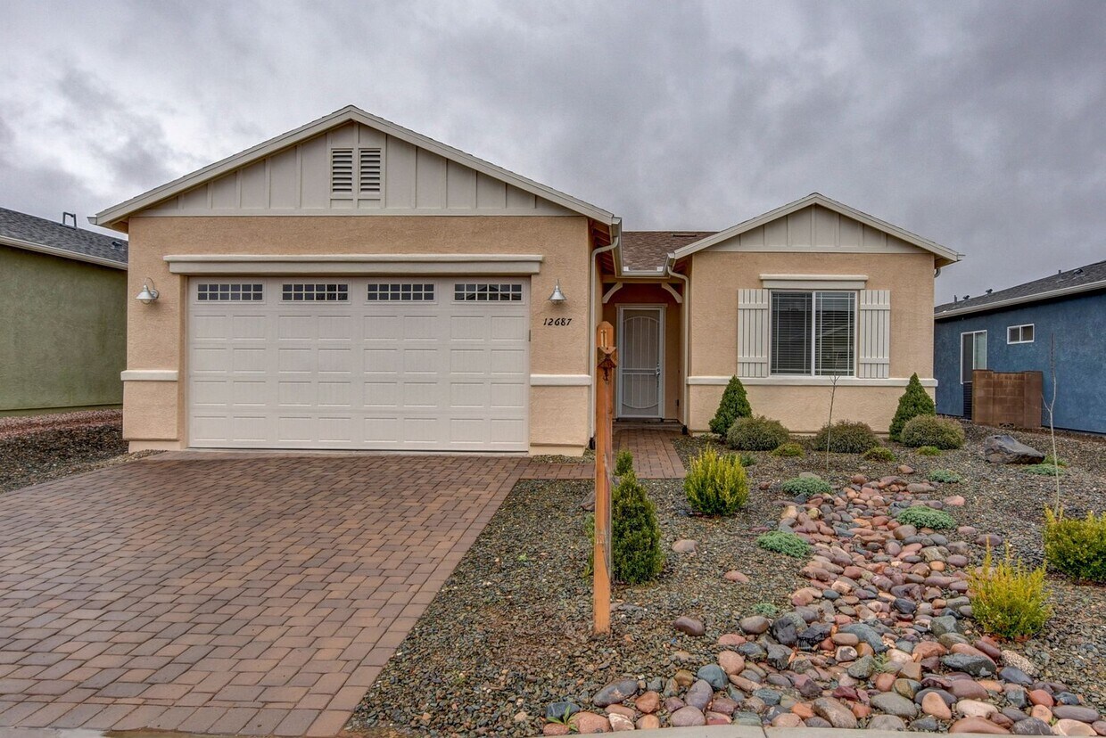 Primary Photo - Beautiful 2 Bedroom with Den in Quailwood!