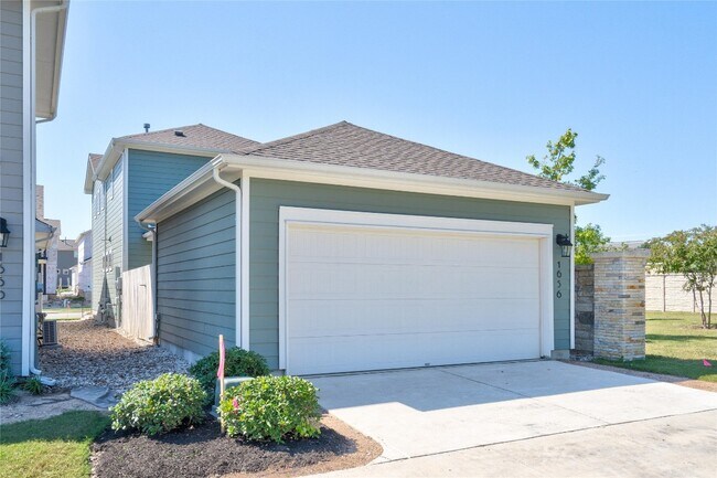 Building Photo - 1656 Artesian Spgs Xing