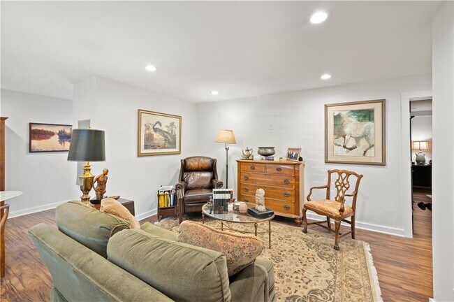 Foto del edificio - 880 St Charles Ave NE