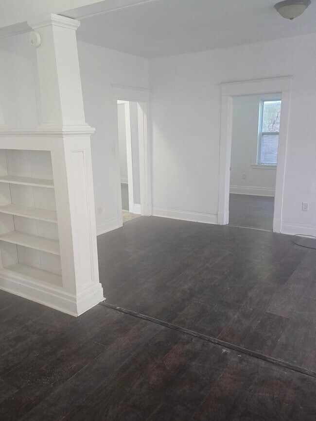 Foto del edificio - Three Bed 1 Bath Apartment for Rent!