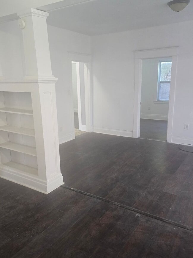 Building Photo - Three Bed 1 Bath Apartment for Rent!