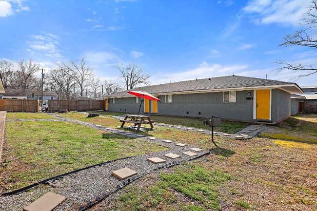Building Photo - 206 Gunter St